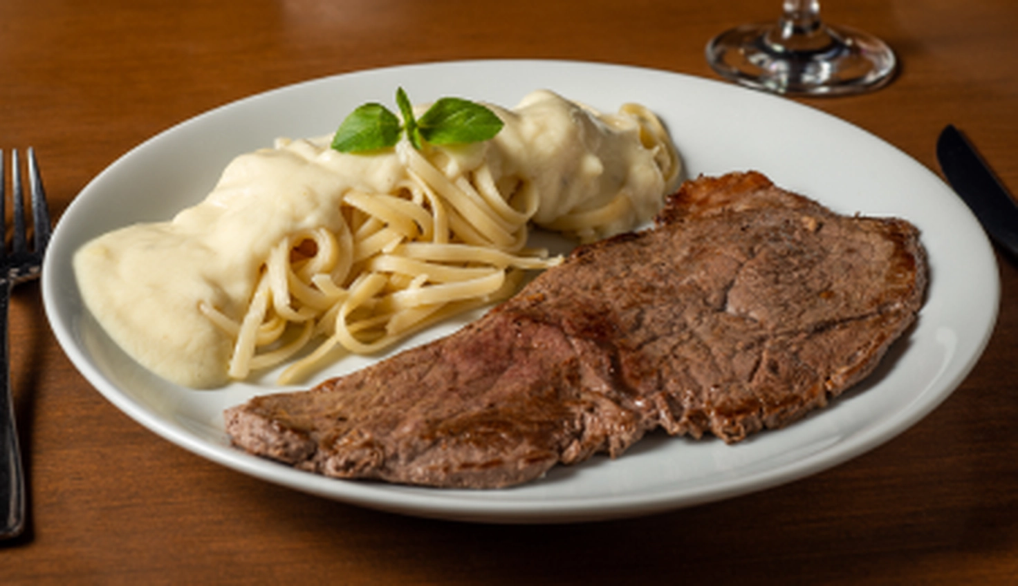 refeição completa. Macarrão, molho e bife