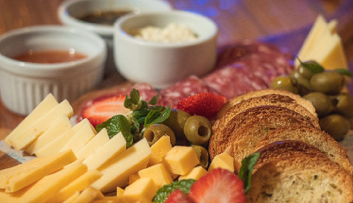 MEsa com salame, queijo, mantega e torradas